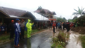 Longsor Putuskan Jalur Padang-Bukittinggi dan Timbun Rumah Warga